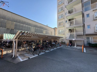 【駐輪場】 | エバーグリーン第２住吉 | 【駐輪場】屋根ございますので、雨で自転車が濡れないのは、嬉しいポイントですね！
