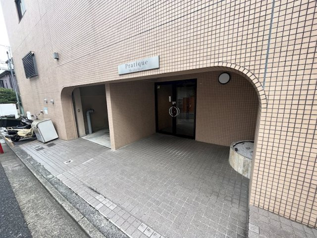 Pratique明大前（プラティーク明大前） のエントランス