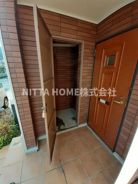 グレイスフルＢのその他共用部分|玄関の横に物置が付いており便利です◎