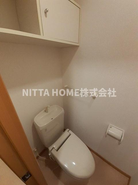 グレイスフルＢのトイレ|独立しているトイレです＊トイレットペーパーなどを保管できる収納有り◎