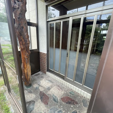 室蘭市絵鞆町2丁目2-3戸建の玄関