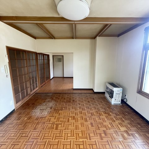 室蘭市絵鞆町2丁目2-3戸建の居間・リビング