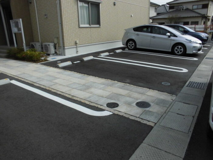 クレシアTHの駐車場