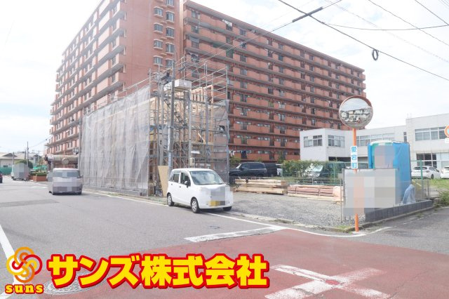 郡山市愛宕町　　　1号棟　　　橘小学校、郡山第３中学区　の外観|南東側から見た駐車場を含む外観♪