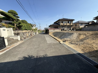 【前面道路含む現地写真】 | 【プレイワーク鶴山台1丁目】鶴山台北小・建築条件なし・更地渡し・土地63.4坪 | 前面道路含む現地写真です