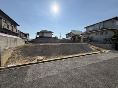 【前面道路含む現地写真】 | 【プレイワーク鶴山台1丁目】鶴山台北小・建築条件なし・更地渡し・土地63.4坪 | 前面道路含む現地写真です