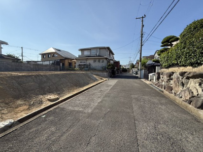 【前面道路含む現地写真】 | 【プレイワーク鶴山台1丁目】鶴山台北小・建築条件なし・更地渡し・土地63.4坪 | 前面道路含む現地写真です