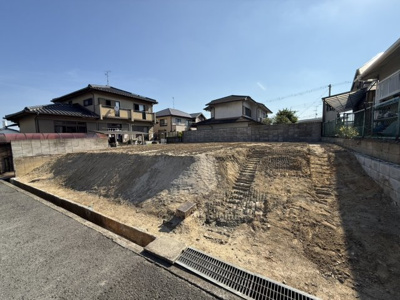 【前面道路含む現地写真】 | 【プレイワーク鶴山台1丁目】鶴山台北小・建築条件なし・更地渡し・土地63.4坪 | 前面道路含む現地写真です