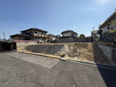 【前面道路含む現地写真】 | 【プレイワーク鶴山台1丁目】鶴山台北小・建築条件なし・更地渡し・土地63.4坪 | 前面道路含む現地写真です