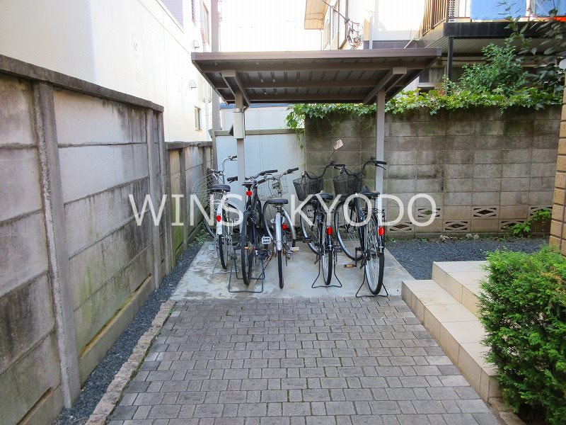 世田谷区砧６丁目のアパートのその他共用部分|屋根つき駐輪場あります