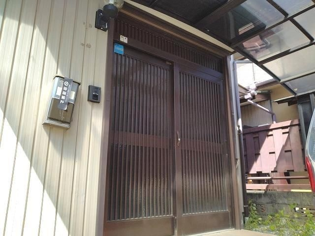 東小川　総和貸家の玄関