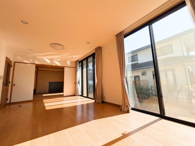 湯の山2丁目戸建ての居間・リビング|ゆったり過ごせるリビングです