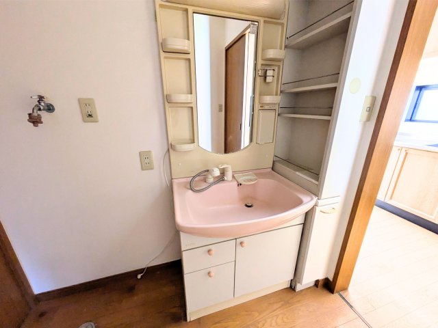 湯の山2丁目戸建ての洗面所|ゆったりとスペースのある洗面所