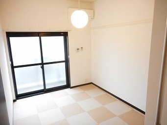 【居間・リビング】 | レオパレスホワイトヒルズⅡ | 1階はフローリング仕様です。