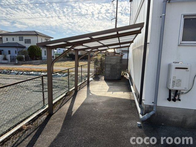 フォーブル大東の駐車場