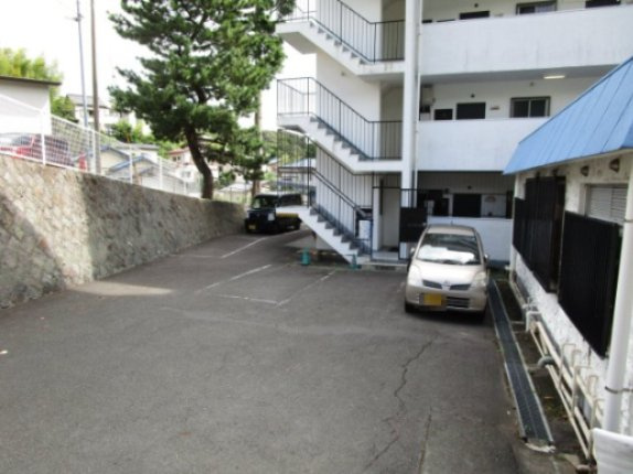 秀和熱海西山レジデンスの駐車場