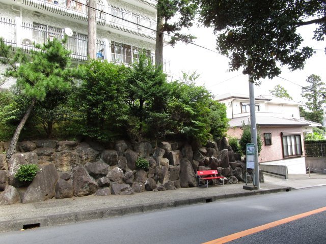 秀和熱海西山レジデンスの周辺|前面道路含む現地写真、バス停
