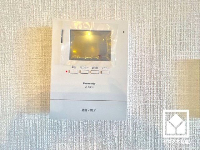 オリーブハイツ西宮の防犯設備|突然の来訪時にも防犯面で心強いモニター付きインターホンを設置。お留守番中のお子様も、室内からスムーズに相手の確認ができます。
