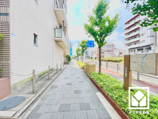 オリーブハイツ西宮の周辺|敷地内に平面式駐車場を設置（月額12000円～20000円）。重い荷物や雨の日の移動もスムーズで、快適なカーライフを実現。空き状況等の詳細は弊社スタッフまでお気軽にお問い合わせください。