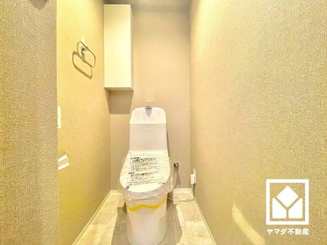 オリーブハイツ西宮のトイレ|明るく清潔感溢れるトイレです。温水洗浄便座付きで、季節を問わずいつでも温かい便座をお使いいただけます。