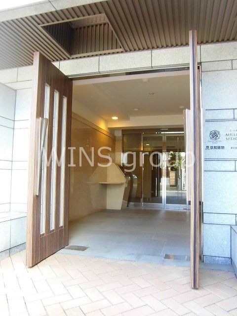 世田谷区砧４丁目の賃貸マンションのエントランス