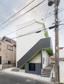 千葉市花見川区検見川町３丁目のアパートのエントランス