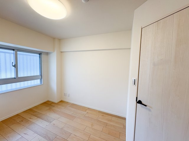 小松川パークマンション弐号棟（13階部分）／仲介手数料無料／新規フルリノベーションの洋室