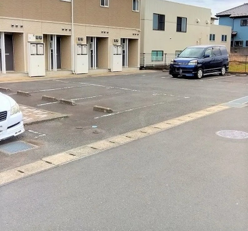 レオパレスクレセントの駐車場