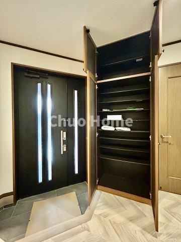 足立区東和1丁目中古住宅の玄関|【玄関】玄関には大型のシューズクローゼットを設置しておりますのでいつでもスッキリりとした空間を保てます。玄関周りを清潔に使うのはとても大事なことですよね。
