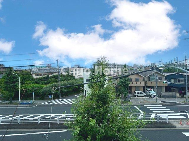 足立区東和1丁目中古住宅の展望|手を伸ばせば、ふれることが出来そうな環境が、そのままインテリアになったような印象です。その豊かな眺望にふさわしい空間には、通風・採光にも優れ、心地よい光と風があふれています