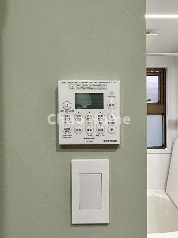 足立区東和1丁目中古住宅の内装|【浴室乾燥機】暖房・冷風・換気・乾燥が可能です。毎日を快適に過ごせるうれしい機能が揃っています。雨の日の洗濯物も安心です。