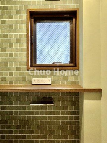 足立区東和1丁目中古住宅の内装|【ウォシュレット】清潔に使いたいお手洗いには最適な設備です。もちろんウォームレットも標準装備です。