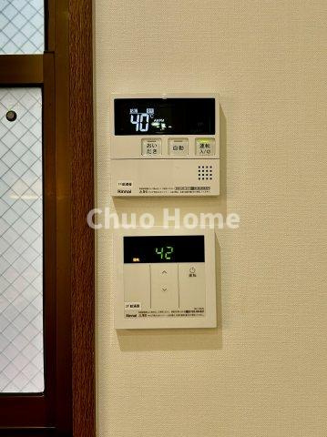 足立区東和1丁目中古住宅の発電・温水設備|【給湯リモコン】外での一日を忘れさせてくれるオートバス機能でお好みの湯量・温度に調整された浴槽。