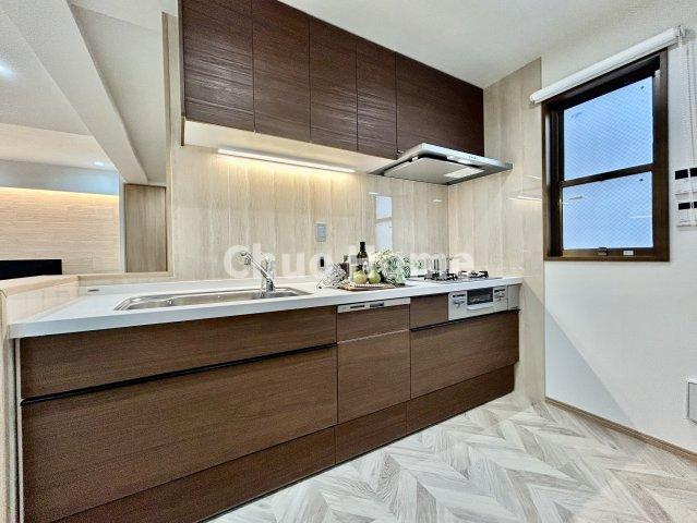 足立区東和1丁目中古住宅のキッチン|ワイドで収納豊富なシステムキッチン