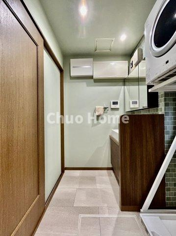 足立区東和1丁目中古住宅の脱衣所|【洗面所】明るい洗面所は朝をすっきりさせてくれる空間です。バタバタしている忙しい朝でも収納が多い洗面台では短い時間で効率良く支度ができます。