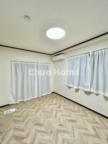足立区東和1丁目中古住宅の子供部屋|【子供部屋】お子様を持つ家庭の約6割が「家族や子どものため」に購入を希望。入学後の転校を避け、広い空間でのびのび育てたいなどの親心が、家探しのきっかけになっているようです。