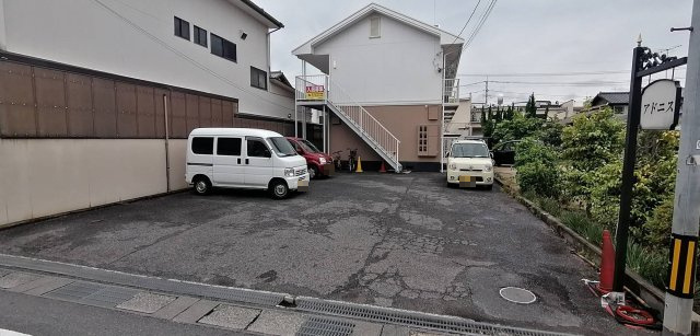 アドニスの駐車場
