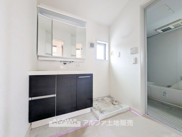 小平市小川町１丁目の中古一戸建の独立洗面台|【Powder room】
◆独立洗面台◆朝の身支度や帰宅後の手洗いも快適に行える独立洗面台。収納スペースも備えており、洗面用品をすっきり整理できる使い勝手の良い空間です。