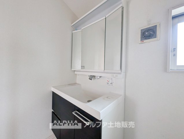 小平市小川町１丁目の中古一戸建の独立洗面台|【Laundry space】
◆ランドリースペース◆洗濯から乾燥までを効率よくこなせる家事空間。浴室換気乾燥機を備えており、外干しが難しい日でも快適に洗濯物を乾かせます。