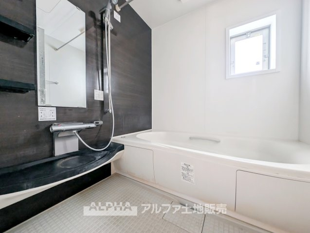 小平市小川町１丁目の中古一戸建の浴室|【Bathroom ventilation dryer】
◆浴室換気乾燥機◆雨に日に洗濯物を乾かせ同時に室内を乾燥させカビの発生を抑制。暖房機機能で入浴前に暖めヒートショック現象を抑える事も出来ます。