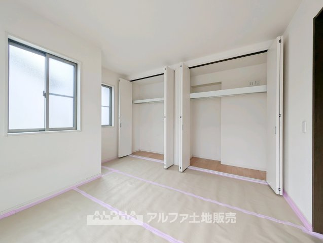 小平市小川町１丁目の中古一戸建の洋室|【comfort room】
◆落ち着きのある室内◆寝室としても子ども部屋としても使いやすく、暮らしの変化にも対応できる空間。日々の時間を穏やかに過ごせます。