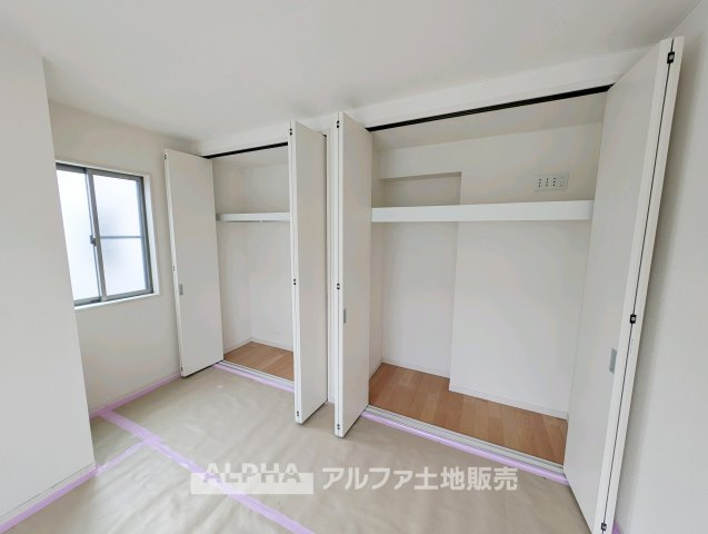 小平市小川町１丁目の中古一戸建の収納|【multi room】
◆多用途に使える一室◆収納やワークスペースとしても活用できる洋室。家族構成やライフスタイルに合わせて柔軟に使える空間です。