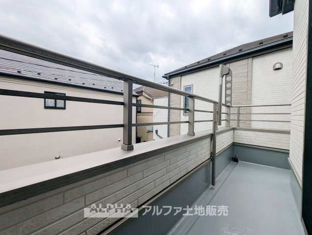 小平市小川町１丁目の中古一戸建のバルコニー|【Sunny Space】
◆暮らしに広がりを◆陽当たりに配慮されたバルコニーは、洗濯物も乾きやすく、外の景色を眺めながらゆったり過ごせる場所になっています。