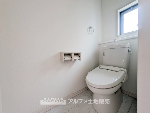 小平市小川町１丁目の中古一戸建のトイレ|【Warm water flush toilet】
◆温水洗浄便座付きトイレ◆お掃除も楽々。快適に過ごすためには今や欠かせない設備の一つです。壁掛けリモコンで使いやすくいつでも清潔に保てます。