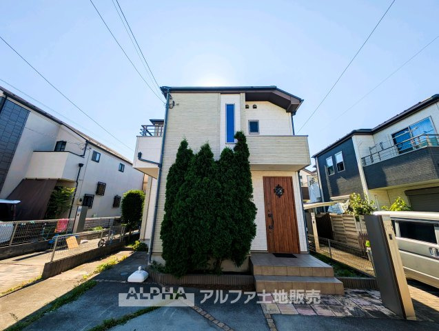 小平市小川町１丁目の中古一戸建の外観|【Morning Light】◆朝の光から始まる暮らし◆
やわらかな光が差し込む住まい。ここで迎える朝が、慌ただしい日常に少しの余裕と穏やかな時間を届けてくれる。