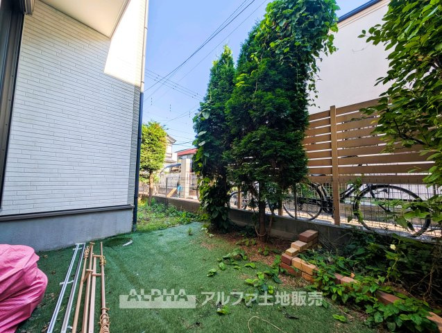 小平市小川町１丁目の中古一戸建の庭|【Garden】
◆庭◆住まいに心地よい開放感を添える庭スペース。お子さまの遊び場や愛犬との時間、休日のティータイムなど、暮らしの楽しみが自然と広がる場所です。