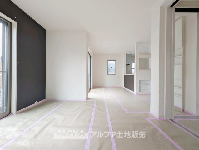小平市小川町１丁目の中古一戸建の居間・リビング|【Daily Scene】
◆暮らしをつなぐ場所◆
「おはよう」から「おやすみ」まで、一日のさまざまな時間が交差するリビング。家族の何気ない毎日を、心地よく支える空間です。