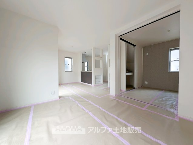 小平市小川町１丁目の中古一戸建の居間・リビング|【Gathering Place】
◆人を招きたくなる◆
友人とのホームパーティーや、ご親族との食事会など、大切な人と過ごす時間をより心地よく演出するリビングです。