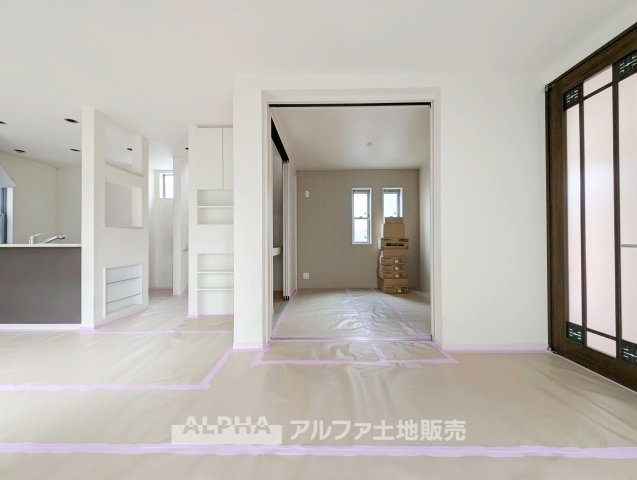小平市小川町１丁目の中古一戸建の居間・リビング|【Life Stage】
◆暮らしに寄り添う◆
小さなお子様の遊び場から、成長後の学習スペース、ご夫婦のくつろぎの場まで、ライフステージに合わせて活用できます。