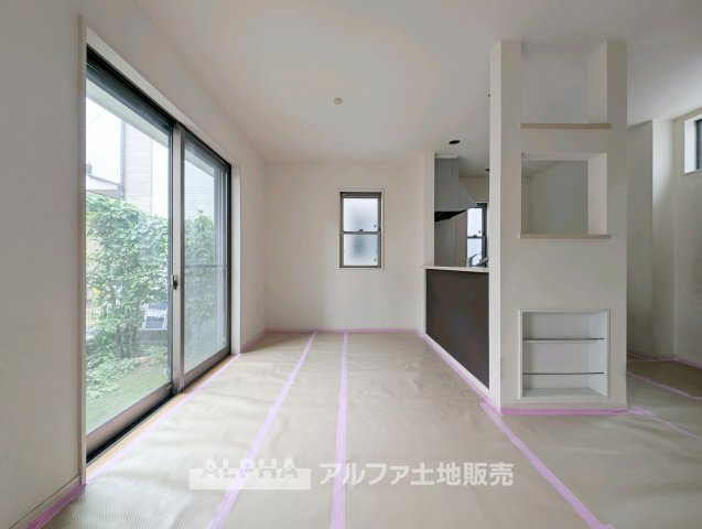 小平市小川町１丁目の中古一戸建の居間・リビング|【Living Room】
◆家族時間を育む◆
朝は食卓を囲み、昼はお子様の遊び場、夜は家族団らんのひととき。時間帯ごとに異なる役割を担い、暮らしの中心となるリビングです。